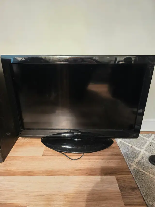 40 INCH TOSHIBA FLAT SCREEN TV in TVs in Ottawa - Image 4