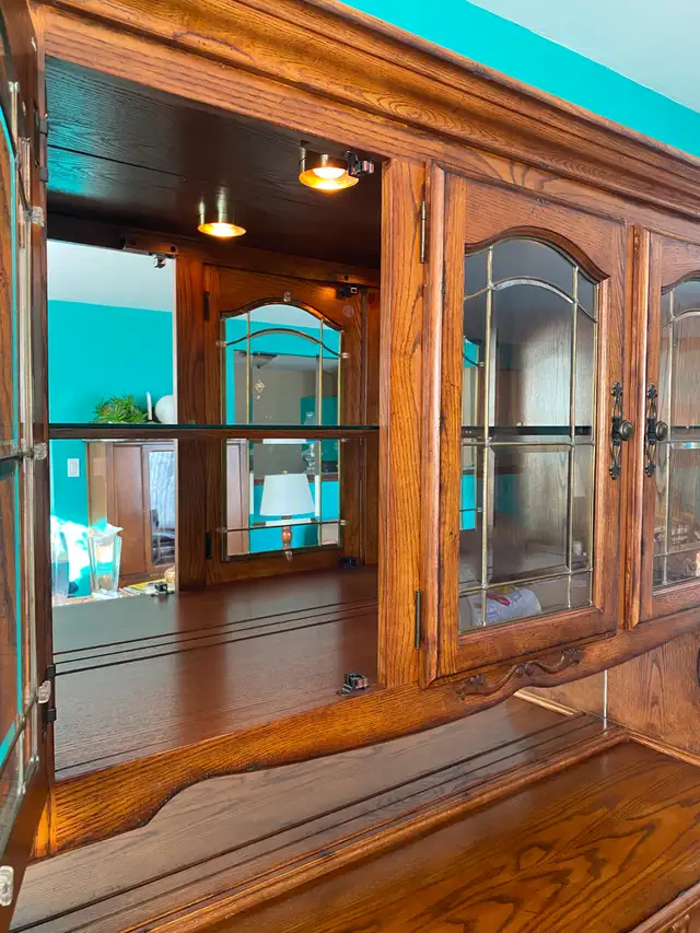 For Sale - Dining room Hutch/display cabinet in Hutches & Display Cabinets in Thunder Bay - Image 5