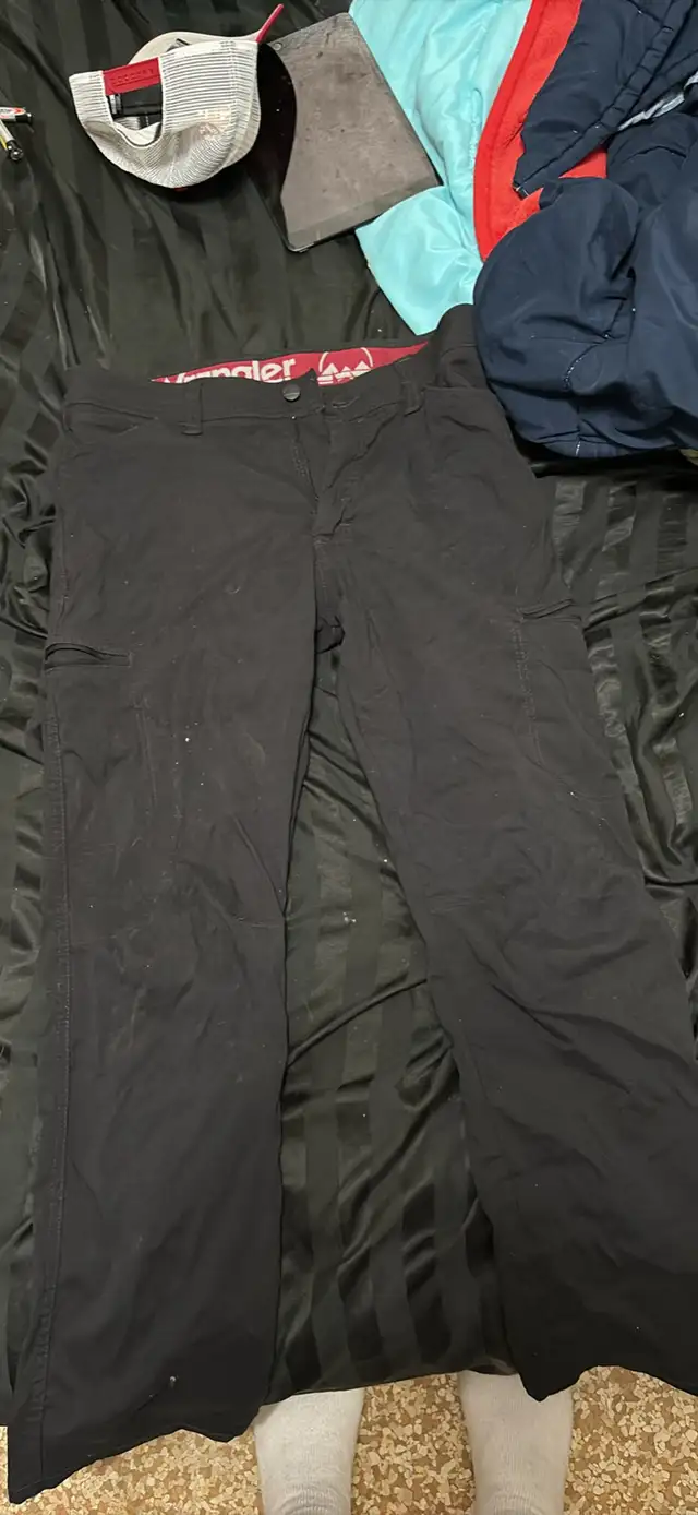 Men’s32x30 Wrangler pants in awesome condition628632614406421223