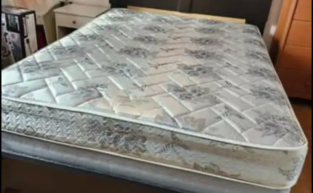 matelas Queen propre confort135$ possibilité de livraison  in Beds & Mattresses in Longueuil / South Shore - Image 6