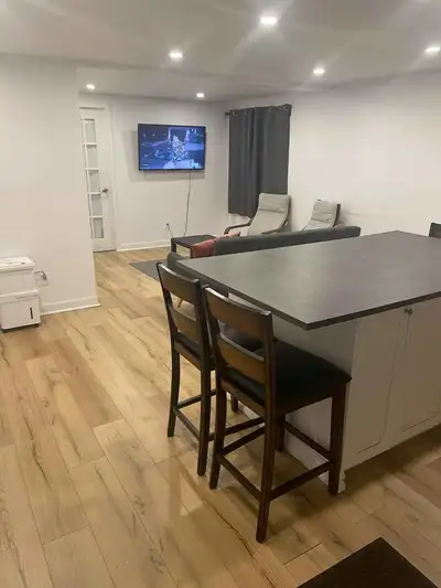 Chambre meublée avec walk-in à louer dans un appartement meublé et propre avec une travailleuse et é...