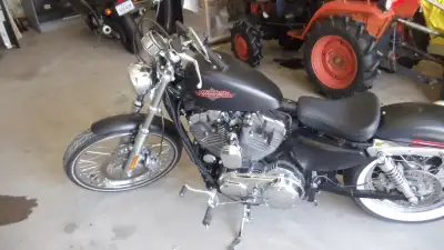 Très belle moto Parfaite condition Pneu arrière neuf Noir mat Très maniable. Modèle original. Demand...