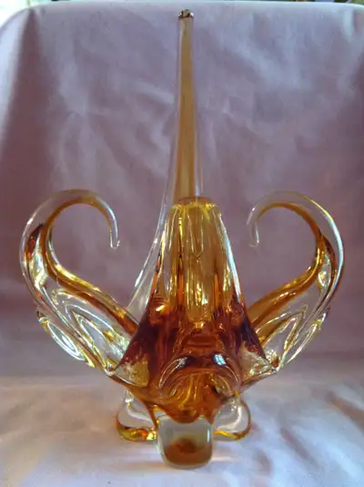 A NICE VINTAGE AMBER COLOR CHALET OR LORRAINE HAND BLOWN GLASS BASKET IT IS IN PERFECT CONDITION IT...