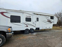 2010 Laredo, 36' 5th wheel travel trailer 