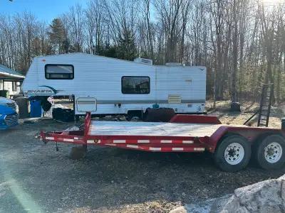 Je vends une remorque robuste de 14 000 lb, idéale pour transporter de lourd équipement ou des véhic...