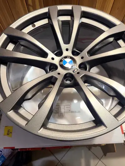 BMW X5 OEM 20inches rims. In the new condition Gunmetal staggered rims. Fit for X5 and X6 models E70...