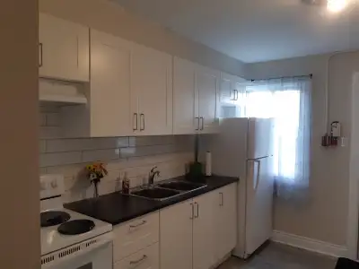 *$1799-JULY 1st - 2 Bed, 1 Bath Beachwood/Vanier LARGE & Bright*