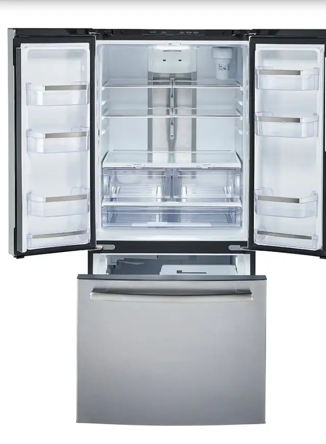 LG Fridge in Refrigerators in Laval / North Shore - Image 3