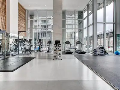 2Bed 2Bath  luxury condo with balcony & river view in Old Port!