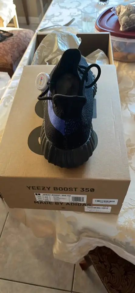 BRAND NEW YEEZY BOOST DAZZLING BLUE 350 V2 SIZE 12.5 $450 in Men's Shoes in City of Montréal - Image 5