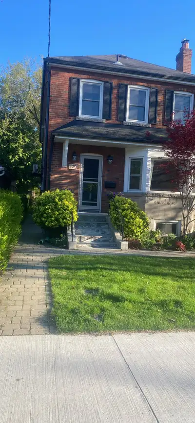 Rooms for rent (Great location (Danforth- East York  )