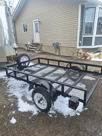 Selling or trade our 2007 snowbear utility trailer in excellent shape 4.4 ft x7.4 long.Newer tires a...