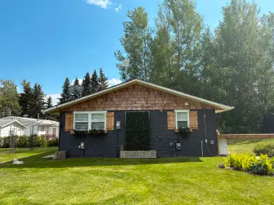 4 season cabin in Poplar Close, Pigeon Lake. Built in 2021 it sits on 1/2 acre using all local trade...