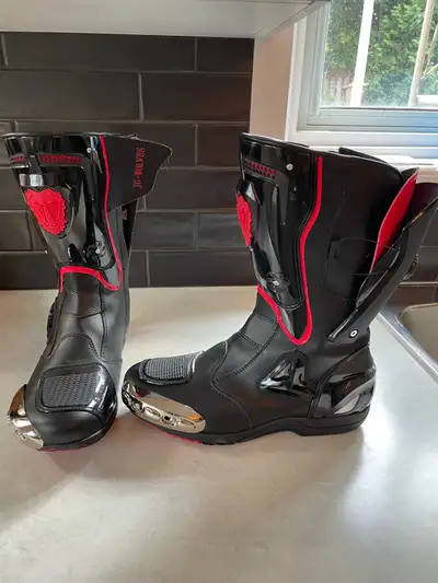 Ces bottes de moto JG-WOLVES sont en excellent état, ayant été très peu portées, et offrent une prot...