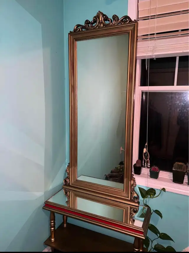 Vintage/ antique rare find vanity very beautiful and elegant gol in Home Décor & Accents in Oakville / Halton Region - Image 4