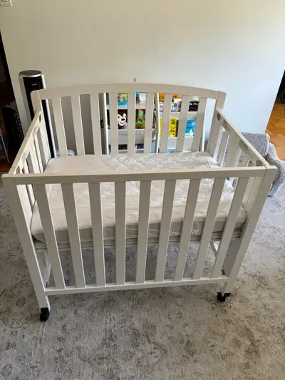 daVinci Dylan 3-in-1 convertible/foldable mini crib, View more