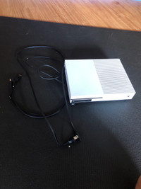 Xbox One S Barely Used Comes with Controller, Headset and Games.
