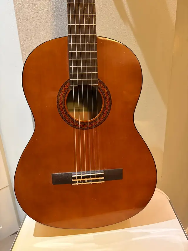 Guitare classique Yamaha C40 in Guitars in City of Montréal - Image 3