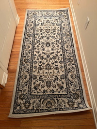 Living room carpet/rug in excellent condition for sale