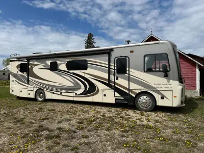 38 ft, Ambassador model. 340hp Cummins, Freightliner chassis, Onan generator. Air brakes, automatic...