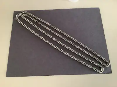 2 chaînes en acier de 26 pouces Neuve , jamais porté