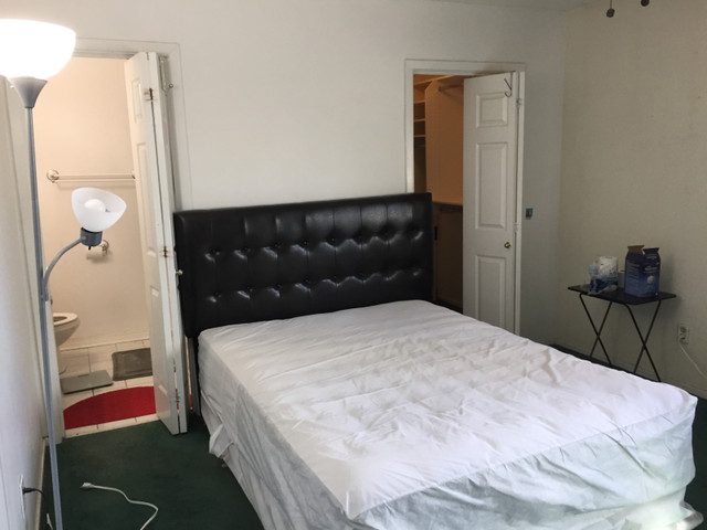Bright Master Bedroom Near O-Train, Plaza, & Carleton U，Southkey in Room Rentals & Roommates in Ottawa