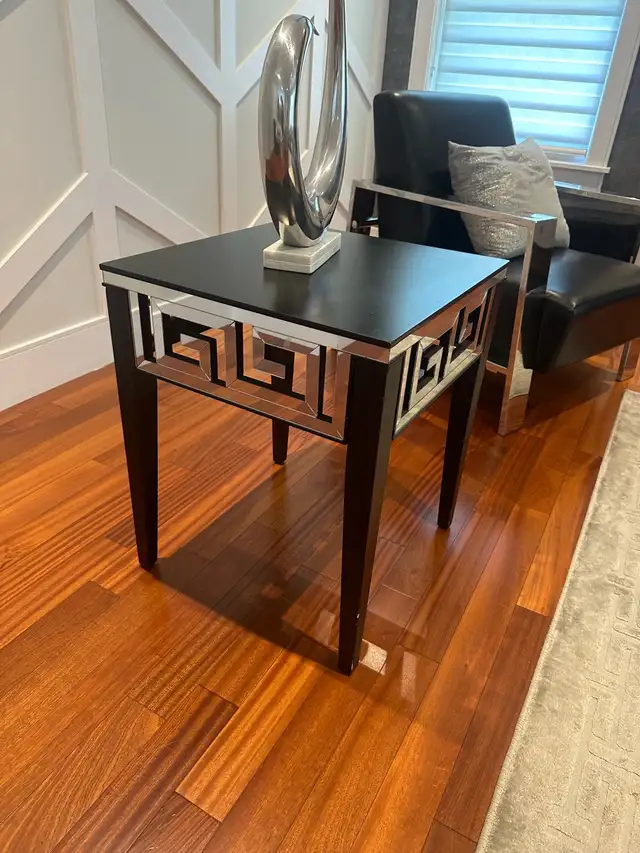 black wood side table  in Coffee Tables in City of Halifax - Image 2