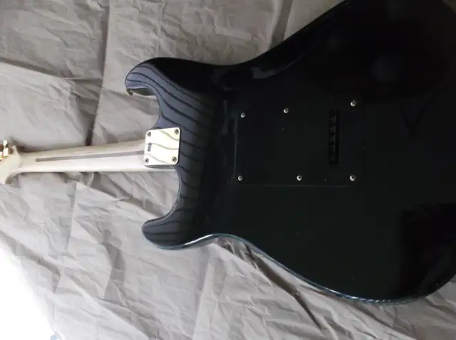 Fender strat MIM in Guitars in Sherbrooke - Image 6