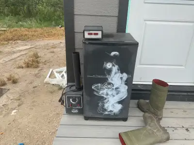 Bradley smoker with top line meat thermometer, View more