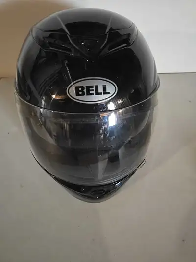 Il s’agit d’un casque de moto Bell, certifié DOT, de taille Small (petit). Il est en excellente cond...