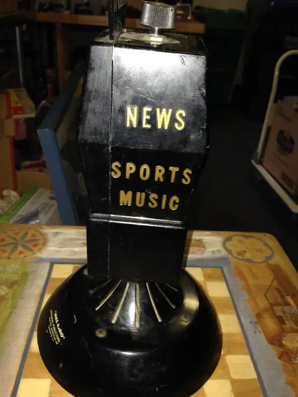 VINTAGE BAKELITE WLEA 1480 KC MIKE-RADIO UNIVERSAL PUBLICIZERS in Arts & Collectibles in Mississauga / Peel Region - Image 4