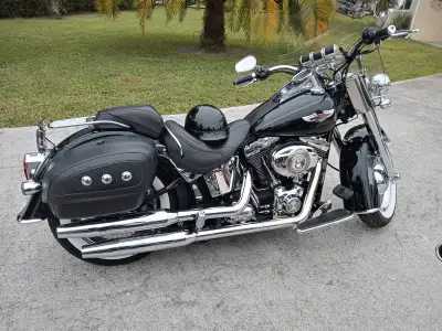 Superbe Harley Davidson Softail Deluxe 2007 en parfaite condition ,batterie neuve ,pneu arriere neuf...