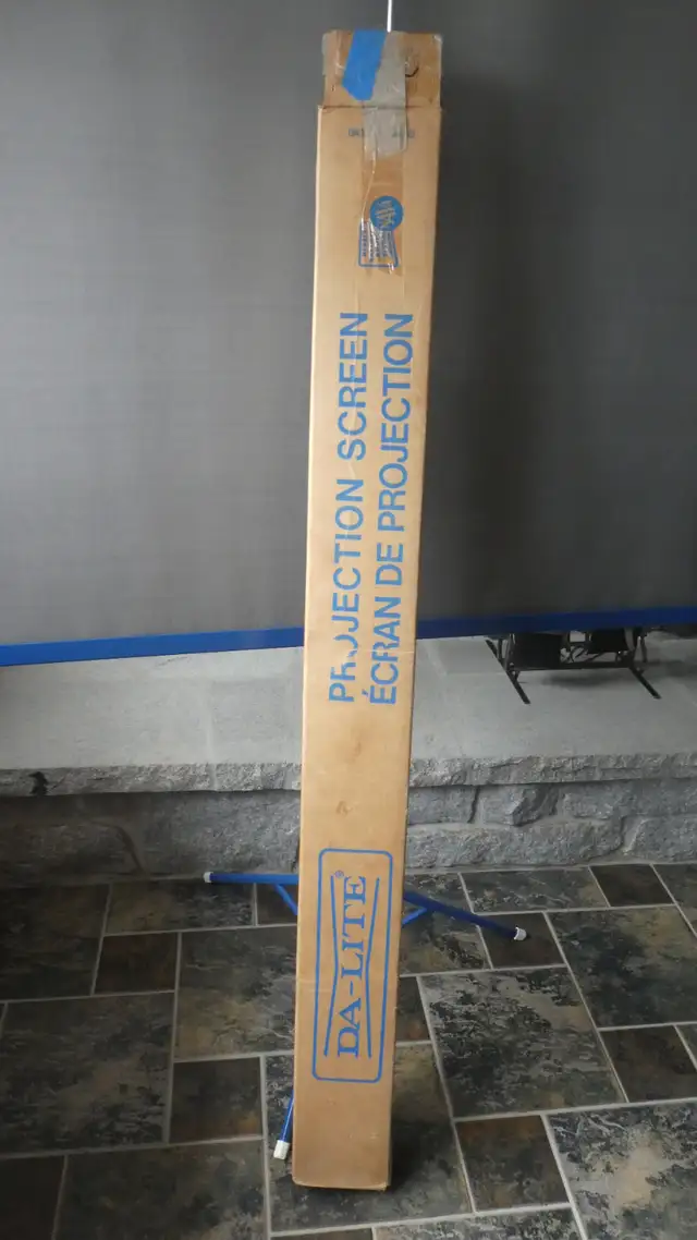 Écran de projection / projection screen in Video & TV Accessories in Sherbrooke - Image 5