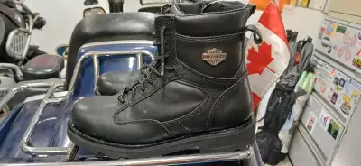 Selling a pair of motorcycle boots Size 9.5 Zippers on side to put them on easier. Made by harley da...