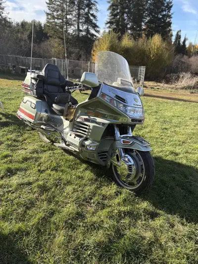 Moto Honda Goldwing SE, 1999, 50 ieme anniversaire 1500cc, grise 98943 km avec valise latéral et arr...