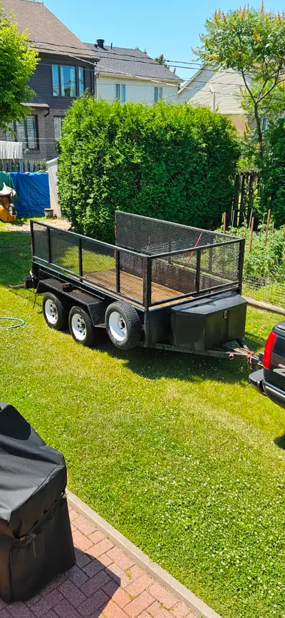 Modele Lesage 2003 servait a tout incluant bois de poele (5cordes) Pneu changer (en bonne etat) Bear...