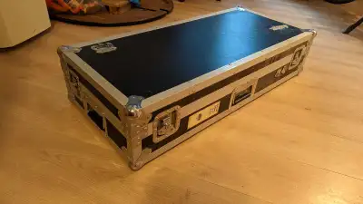 Made by Road Ready cases. Super durable flight case for CDJs. Coffin style. With wheels for super ea...