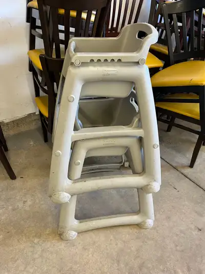 This Rubbermaid high chair is designed for safety and convenience, featuring a sturdy, easy-to-clean...