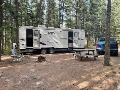 Thor Tahoe 25RL large 12’x3’ slide with extras Everything works as it should Fridge, stove, furnace,...