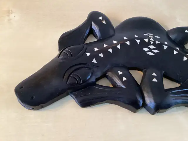 Vintage Hand Carved Wood Gecko Lizard MOP Inlay Folk Art in Home Décor & Accents in West Island - Image 3