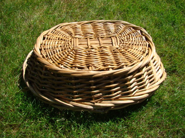 Mid Century Wicker Basket in Arts & Collectibles in Comox / Courtenay / Cumberland - Image 2