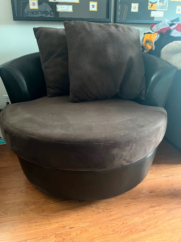 Brown swivel accent chair in Chairs & Recliners in Peterborough - Image 2