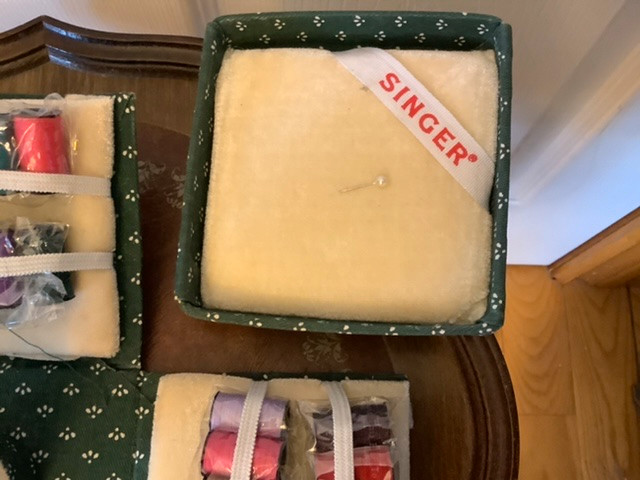 Vintage Singer Collapsible Fabric Sewing Cube/Box in Arts & Collectibles in Belleville - Image 3