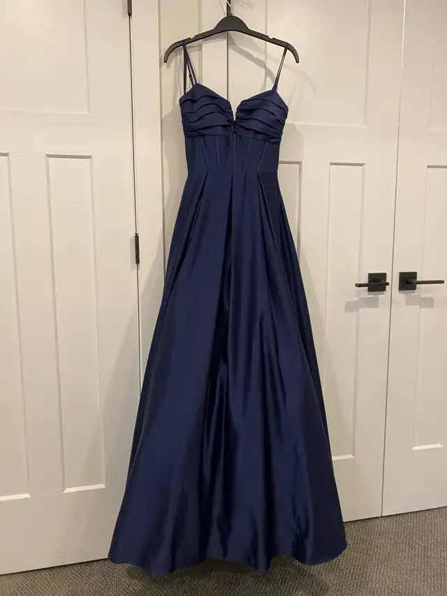 Gorgeous satin grad dress with pockets in Women's - Dresses & Skirts in Edmonton - Image 8