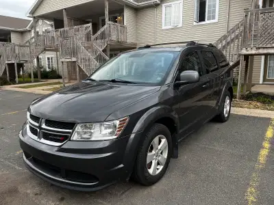 Dodge Journey 4 portes de couleur gris foncé en bon état, roule très bien. Cylindrée 2,4 L. Batterie...