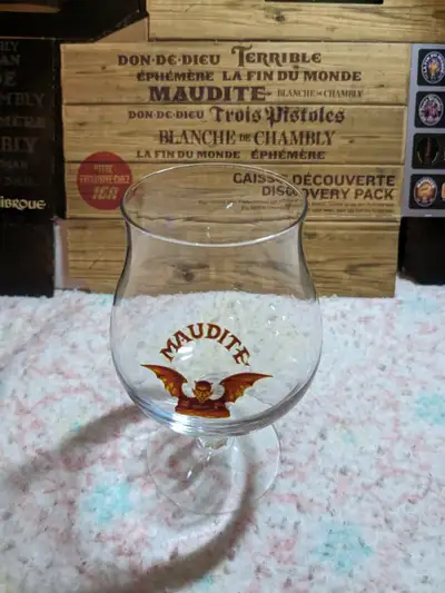 Verre a bière - la MAUDITE Logo impeccable- Texte or call ( 450-369+0238)
