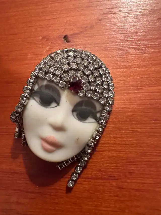 Vintage 80s Ceramic Rhinestone Mardi Gras Face Mask Pin Brooch in Jewellery & Watches in City of Toronto - Image 4