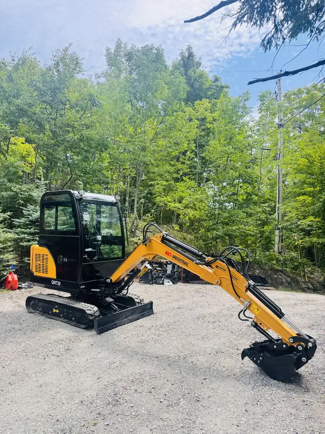 AGT  Kubota 25 hp D902 Diesel Professional Mini Excavator in Other in Muskoka - Image 3