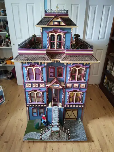 Various custom hand made doll houses and miniatures. High quality and very detailed. Would make an e...