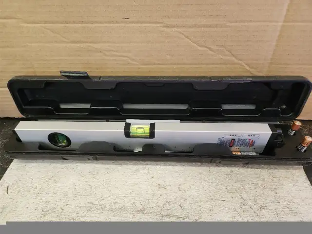 Laser level 16" with plastic case in Hand Tools in Belleville - Image 6